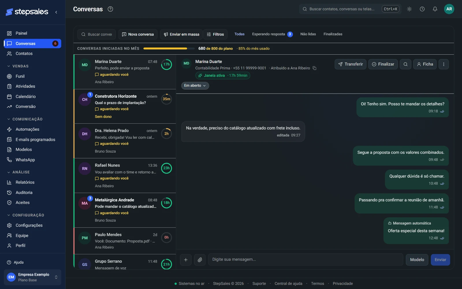 Tela de Conversas da StepSales: lista com o tempo restante da janela de 24 h e a conversa aberta (dados fictícios)